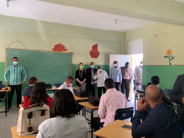El director ejecutivo del Inafocam, Saturnino Silva Jorge, explica a los docentes de la regional de Barahona los objetivos del estudio que desarrolla la institución.