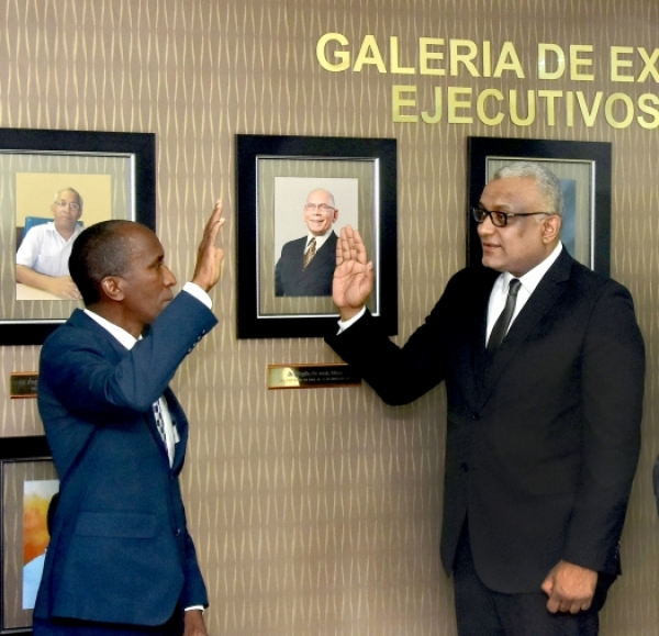  Andrés de las Mercedes es juramentado por Julio Santana, director de gabinete del Ministerio de Educación